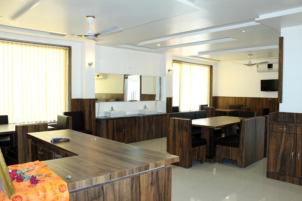 Oyo 4316 Hotel Sai Empire Shirdi Eksteriør billede